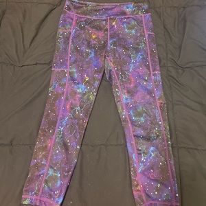 I am selling a pair of capri Constantly Varied Gear leggings! Comes with pockets